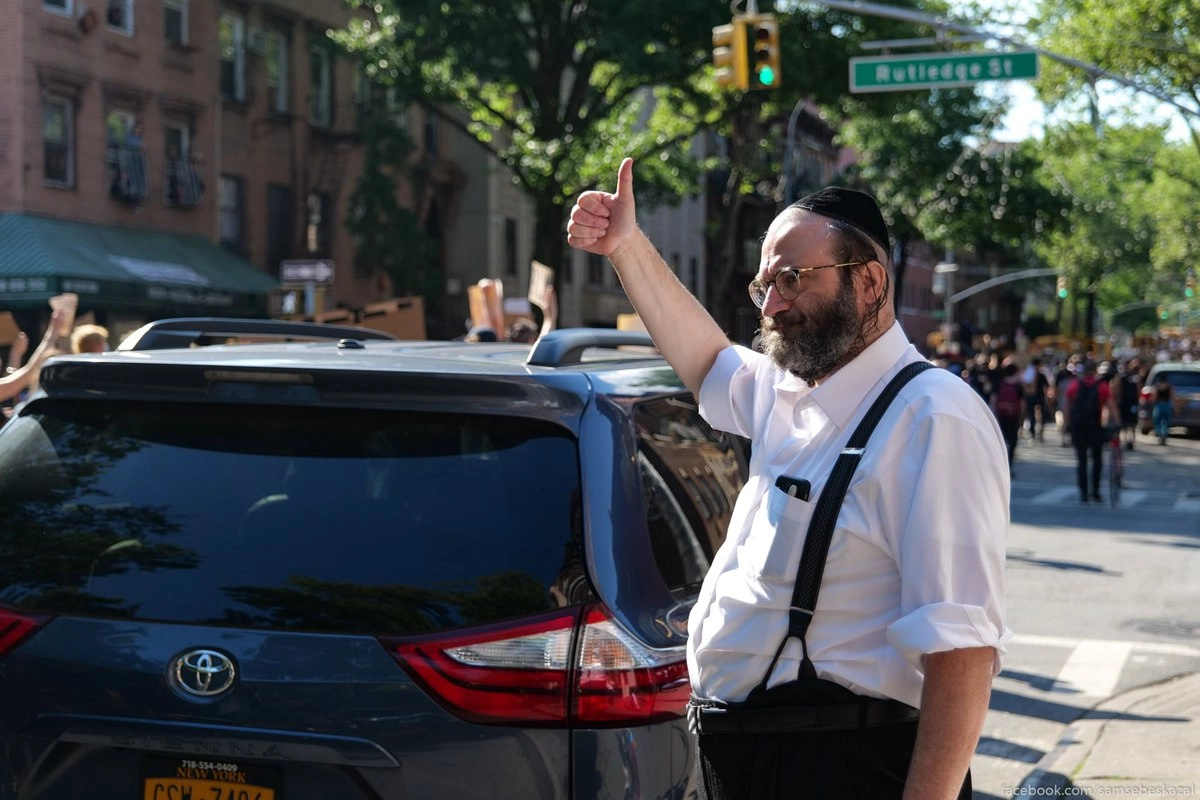 16. Мужчина показывает свою солидарность.