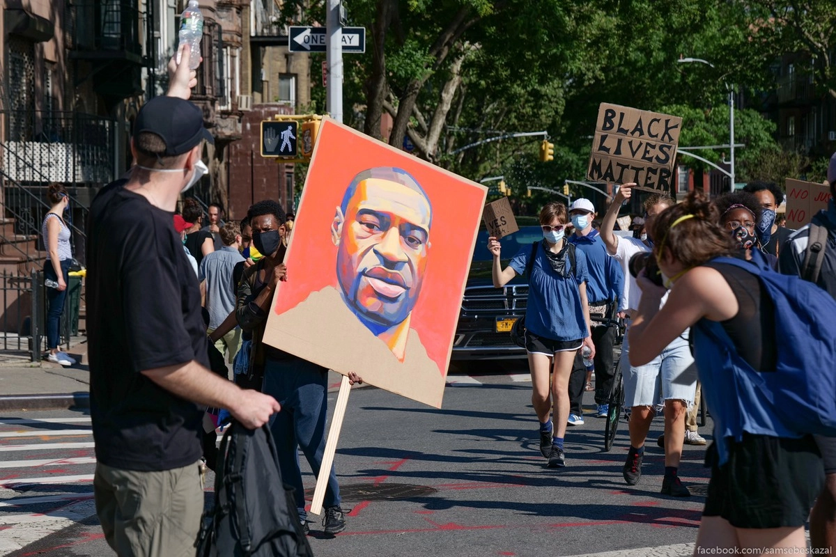 17. В колонне процентов 80 это белые. И очень много девушек.