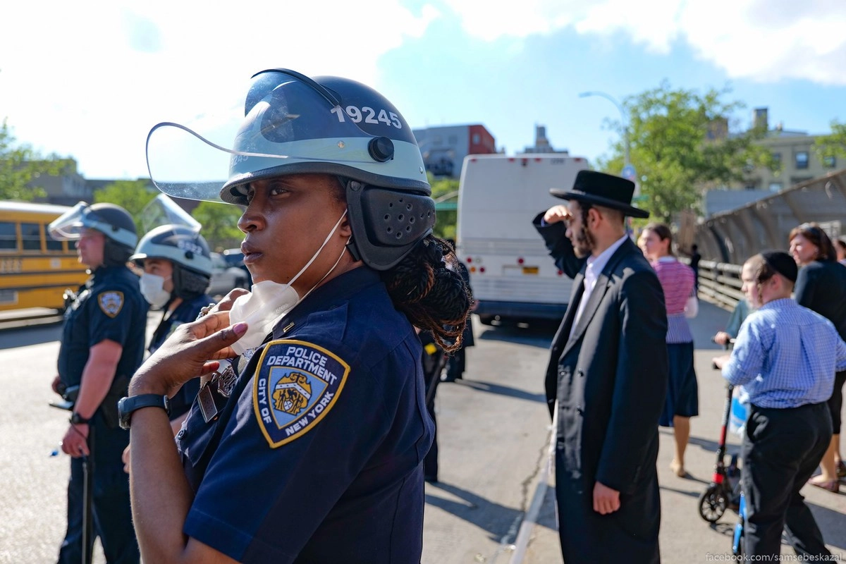 18. Полиция довела их до границы своей зоны и свалила. Дальше они пошли без сопровождения.