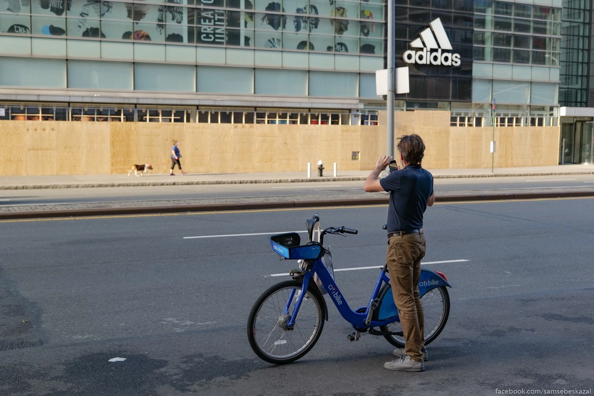 22. После Бруклина решил заехать в Сохо. Там тоже сплошная фанера. Это магазин Адидас который я снимал во время стрима.