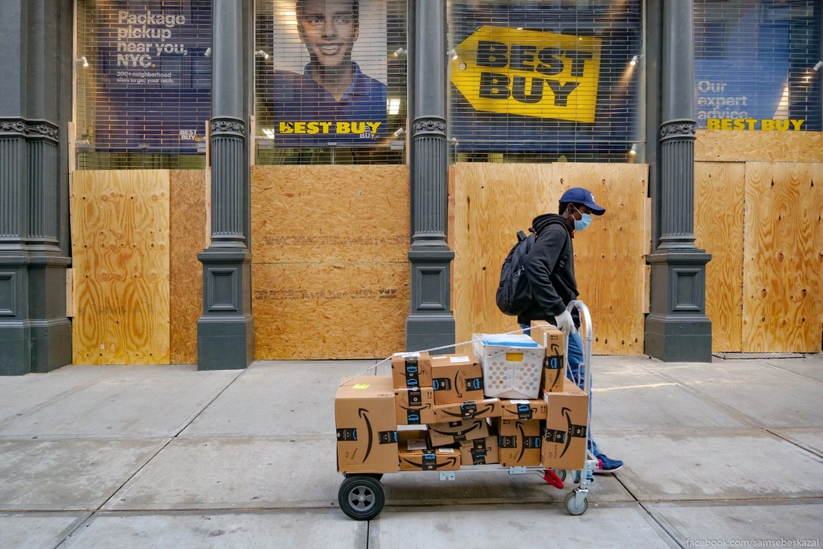 24. Разграбленный Бест-Бай.