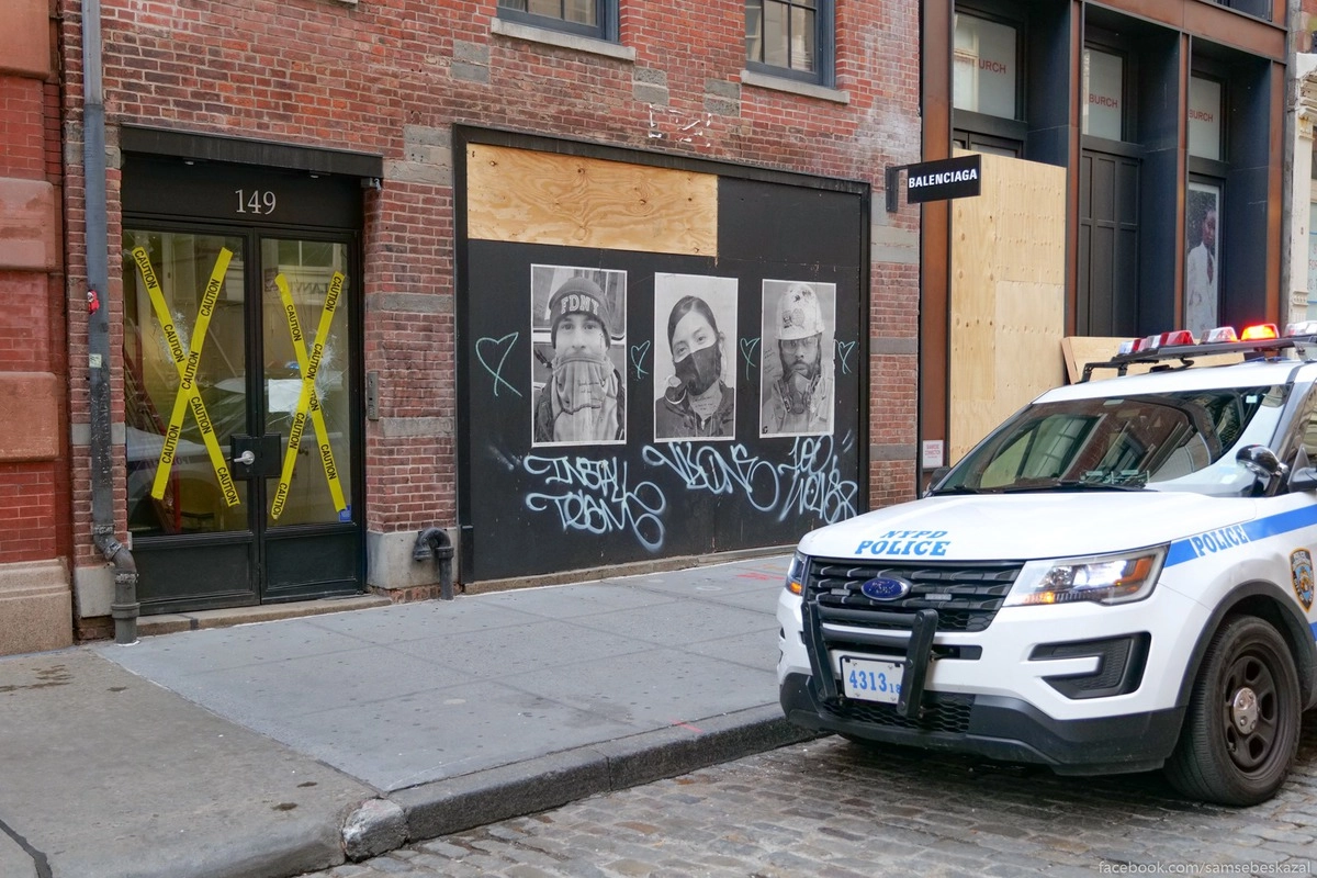 26. Интересно, что не тронули ни один магазин на витрине которого был арт-проект с эссеншл воркерс. Искусство стало оберегом.