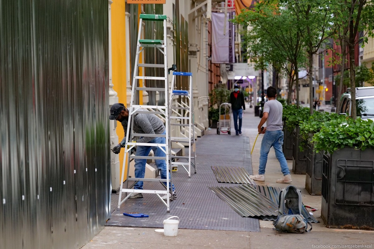 28. Луи Виттон обшивают теперь железом.