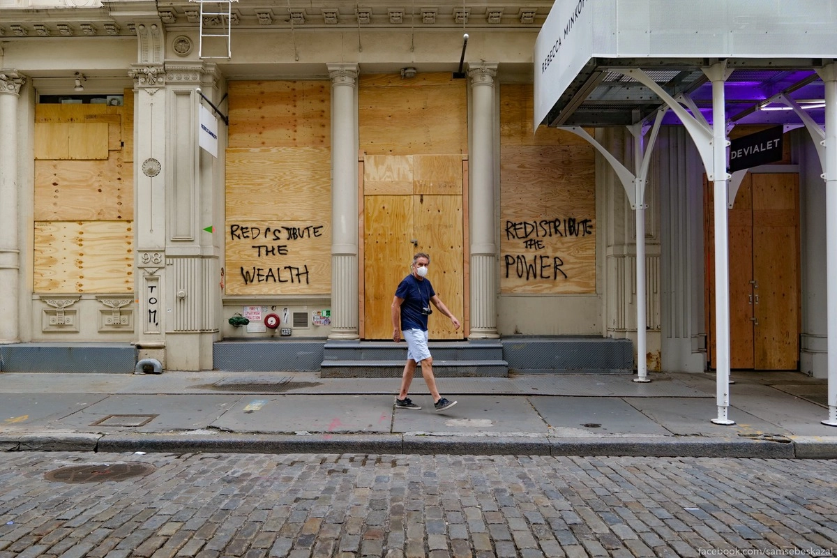 30. Призывы и надписи на стенах оперативно закрашивают, но тут же появляются новые.