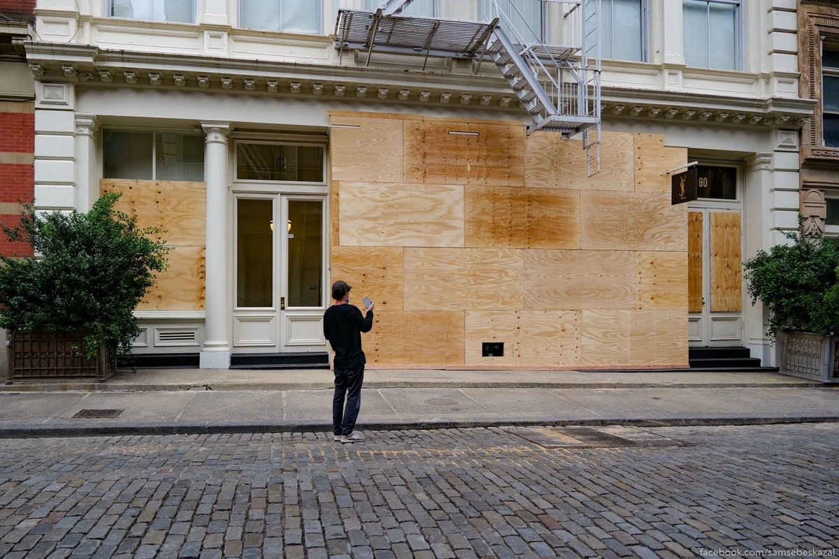 31. Весь мусор и битые стекла очень быстро убирают и на улицах гораздо чище, чем обычно.