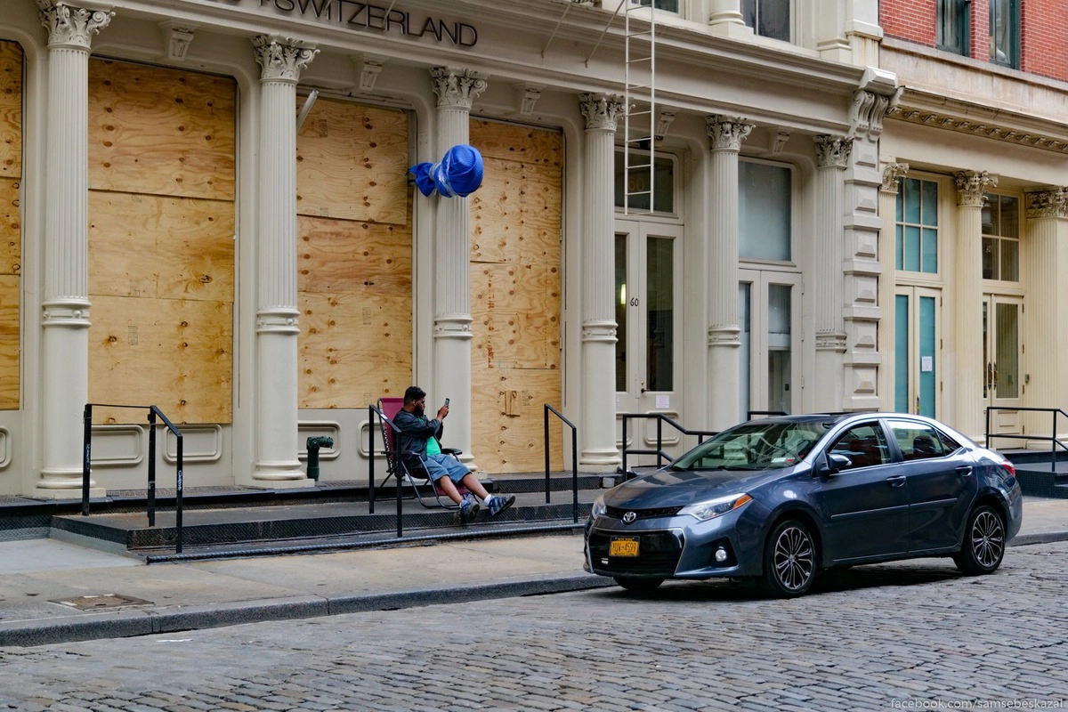 33. Какие-то точки наняли охранников, которые, видимо, будут объяснять, что все вынесли и ломать не надо.