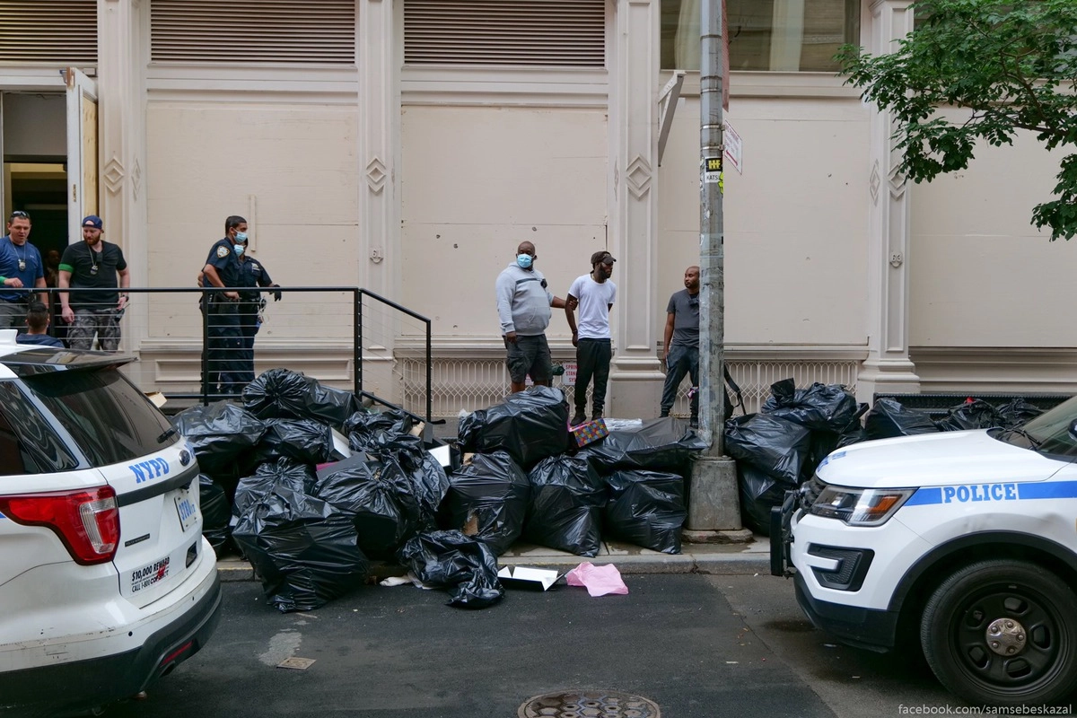 35. Оказалось, что какие-то гениальные преступники решили залезть в уже трижды обнесенный Шанель.