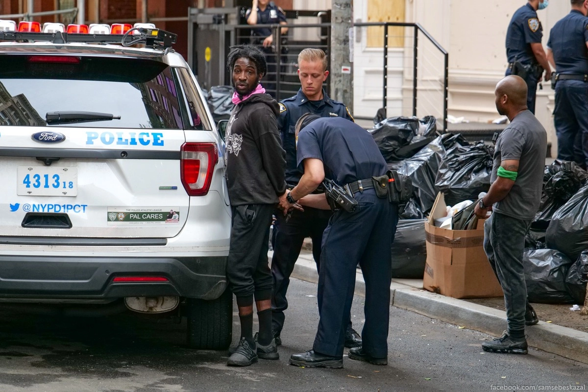 36. Им, видимо, сказали, что полиция вообще никак не реагирует и они решили тоже залезть. Ни дневной свет, ни люди на улицах их не смутили. Результат на фото. Проблема только в том, что их всех потом выпускают.