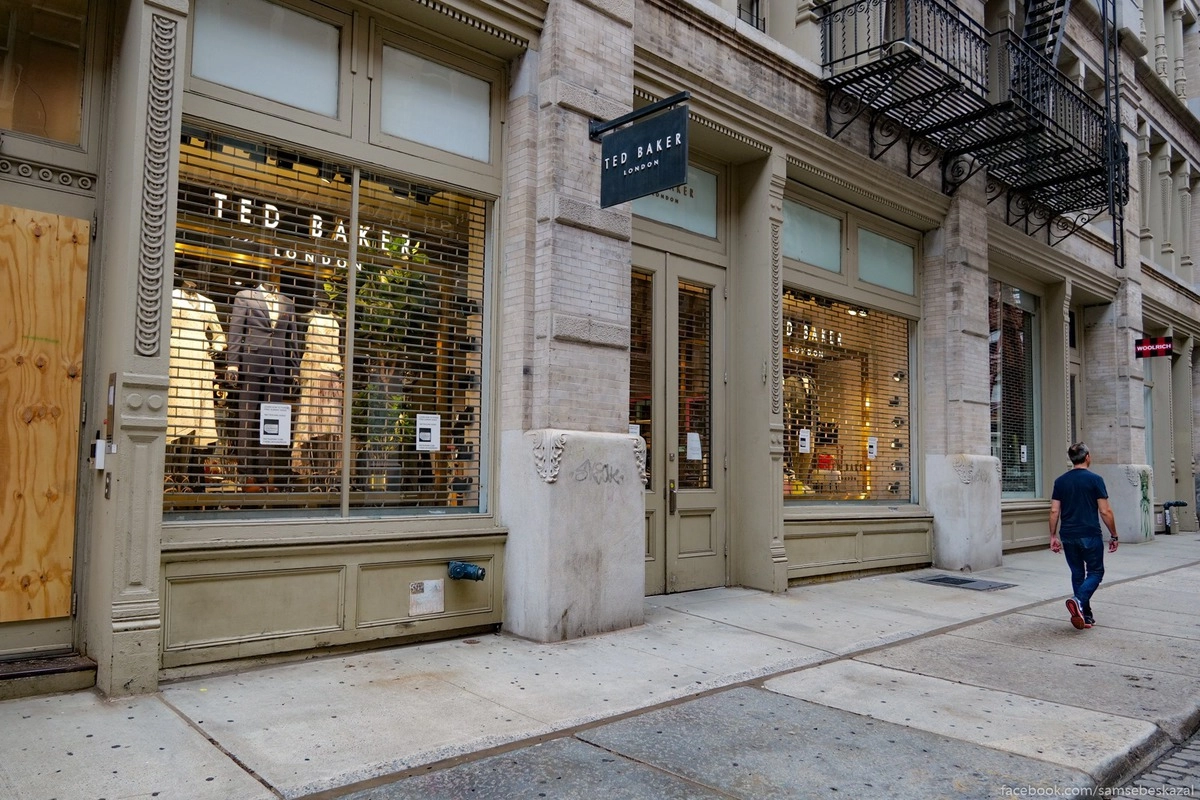 37. Самая большая загадка для меня. В район где разнесли почти все остался нетронутый магазин Ted Backer с полными полками одежды и призывно светящимися витринами. Кто-нибудь может объяснить, почему именно его не тронули?