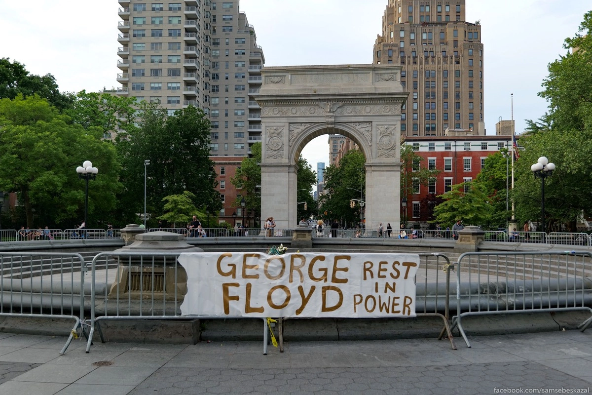 40. Мемориал Флойду в Вашингтон-сквер парке.