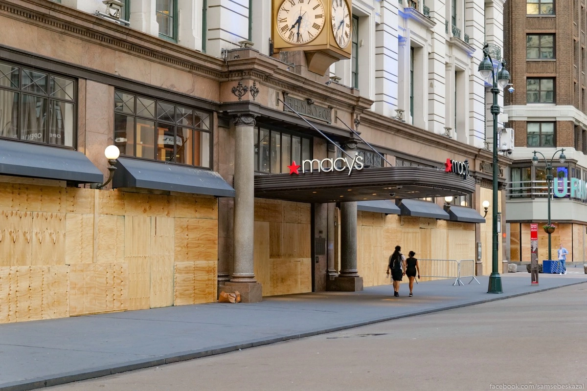 41. Многострадальный Мэйсис на 34-й который тоже грабили.