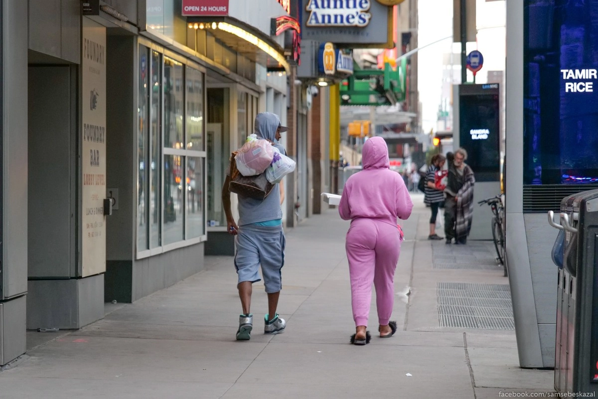 42. С обновкой из магазина Луи Виттон. Девушку в розовом я видел во время грабежа одного из магазинов.