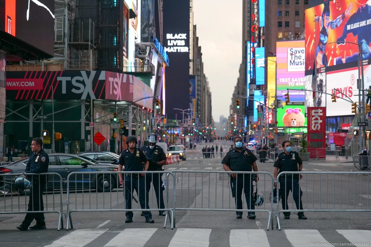 43. Таймс-сквер полностью перекрыта для движения машин и пешеходов. На большом экране теперь не реклама, а Black Lives Matter.