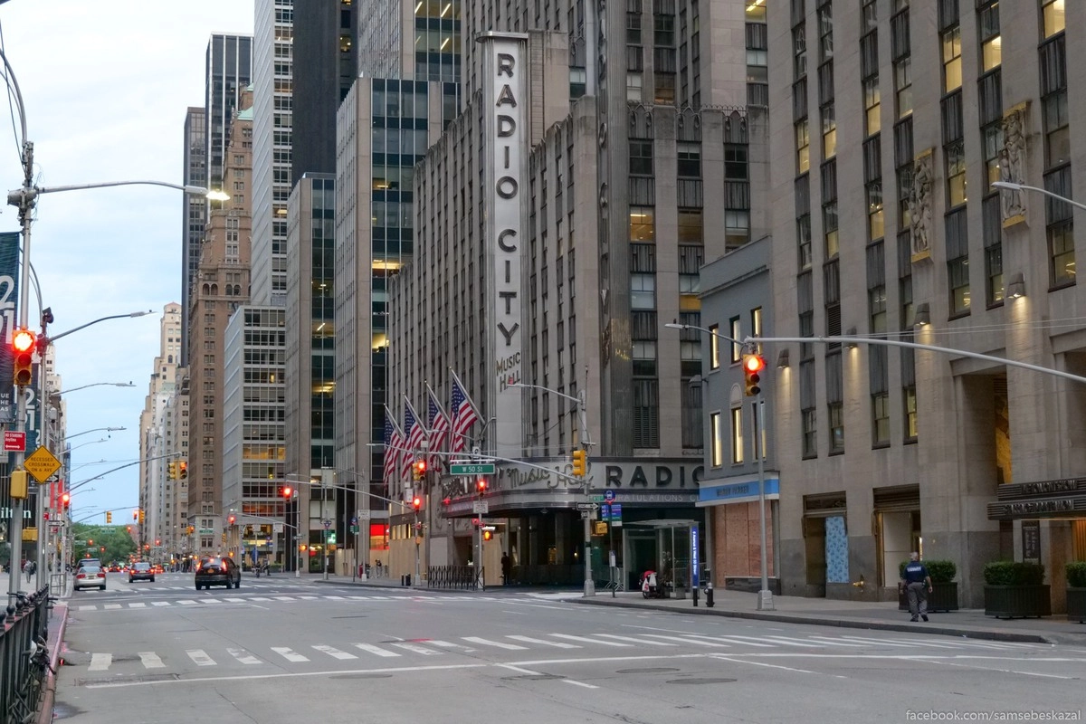 44. Шестая авеню после начала комендантского часа. Неоновую вывеску на Radio City гасят, чтобы не было соблазна ее разбить.