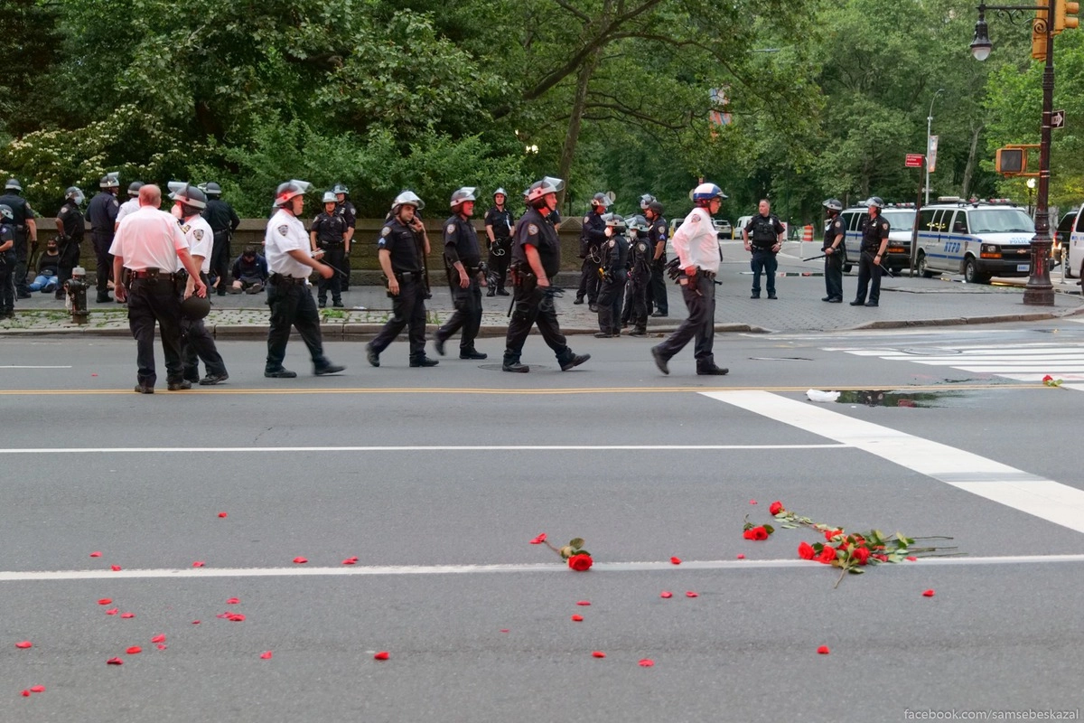 45. Прохождение бруклинской колонны манифестантов закончилось у Центрального парка. Большинство разошлось, а самых упертых арестовала полиция.