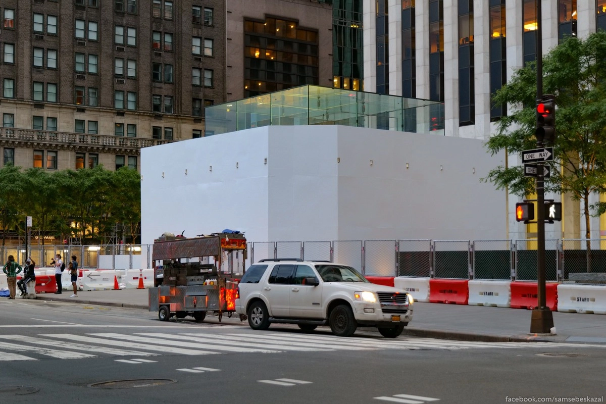 46. Кубик Эппл-стор теперь похож на мавзолей :)