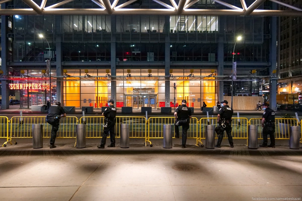 48. Полиция у автовокзала на 42-й улице. Все это выглядит мощно, но где вы были два дня тому назад?