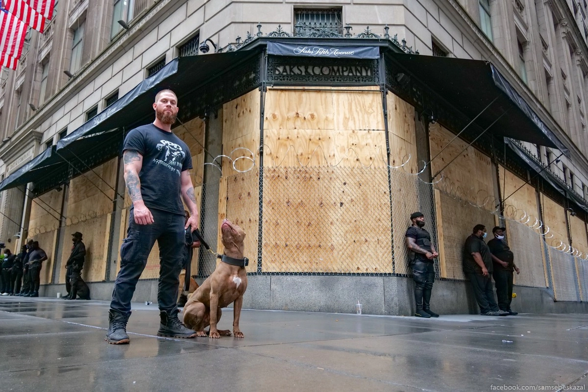 Один из флагманов лакшери-ретейла - универмаг Saks Fifth Avenue. Наши дни.