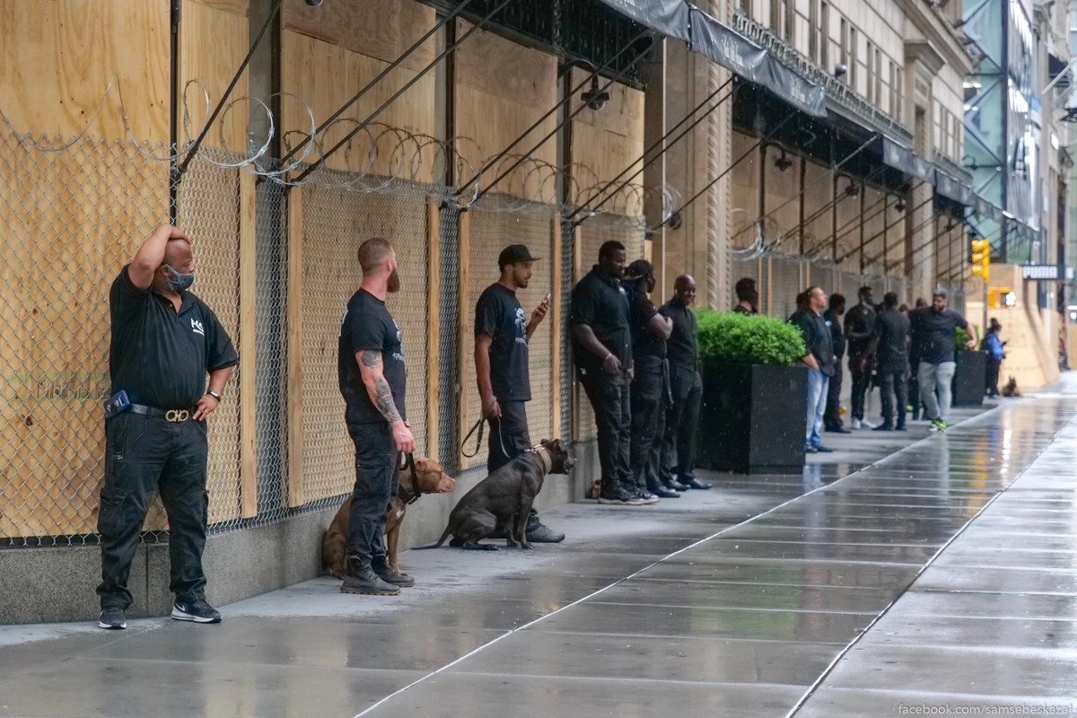 Его охраняет несколько десятков крепких ребят с собаками.