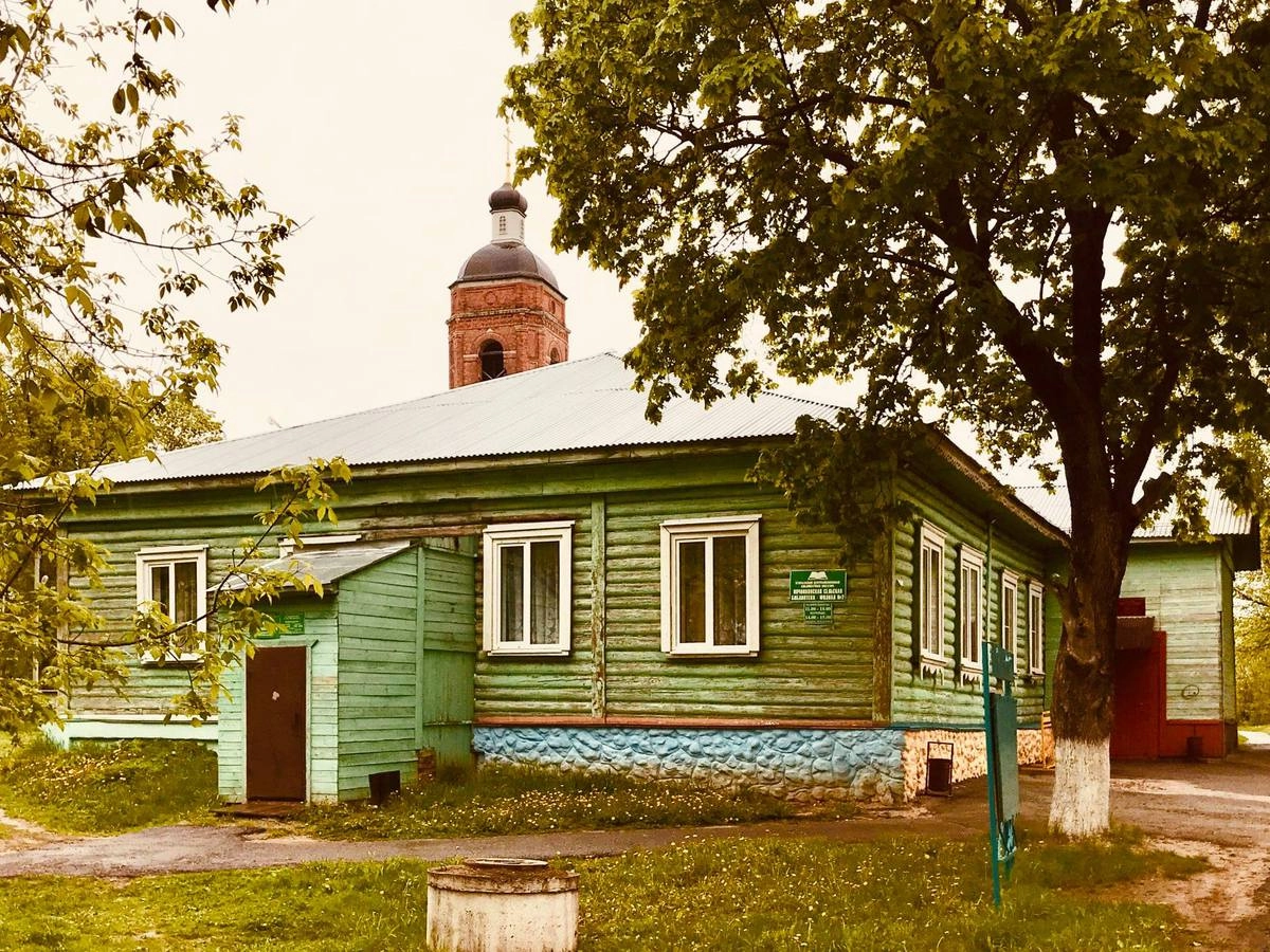 Живописный дом культуры 1959 года и колокольня Преображенского храма.