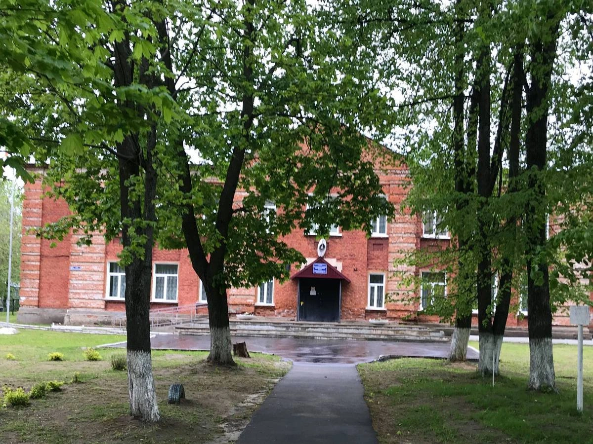 Вполне себе приличная кирпичная школа в Починках.