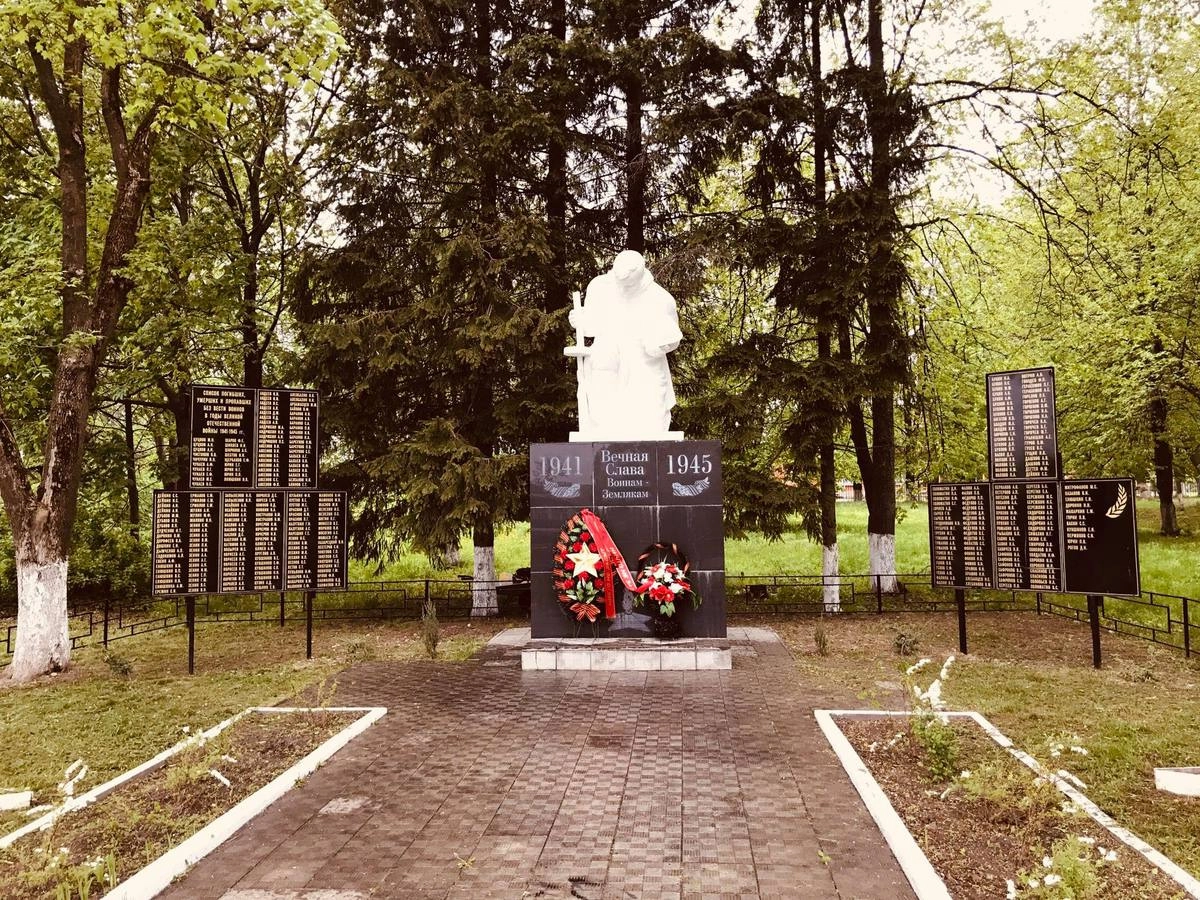 Мемориал памяти погибших в войне починковцев.