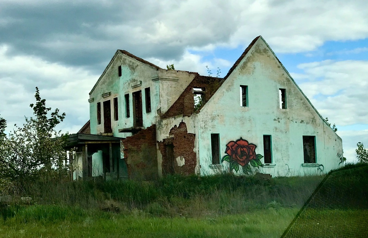 Остатки дома культуры в Моховом.
