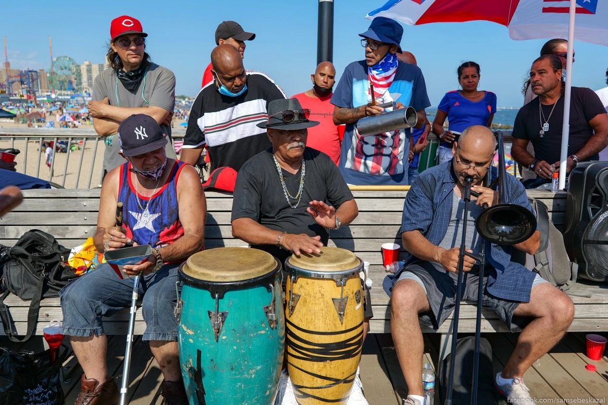 4. На Кони-Айленде всегда много пуэрториканцев. Они слушают музыку, танцуют, поют и вообще всячески радуются жизни.