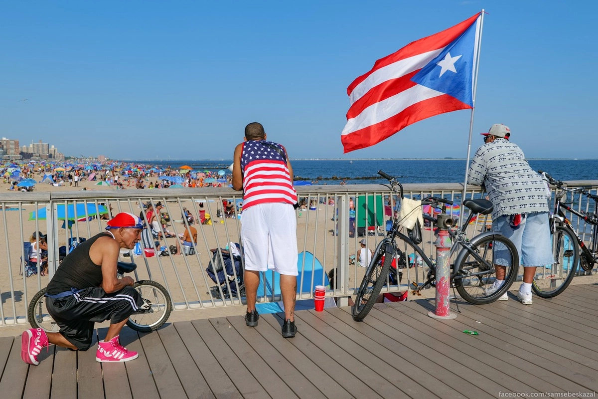 13. Ты можешь жить в Нью-Йорке, говорить по-испански и ходить с пуэрториканским (или любым другим) флагом и никого это не смущает.