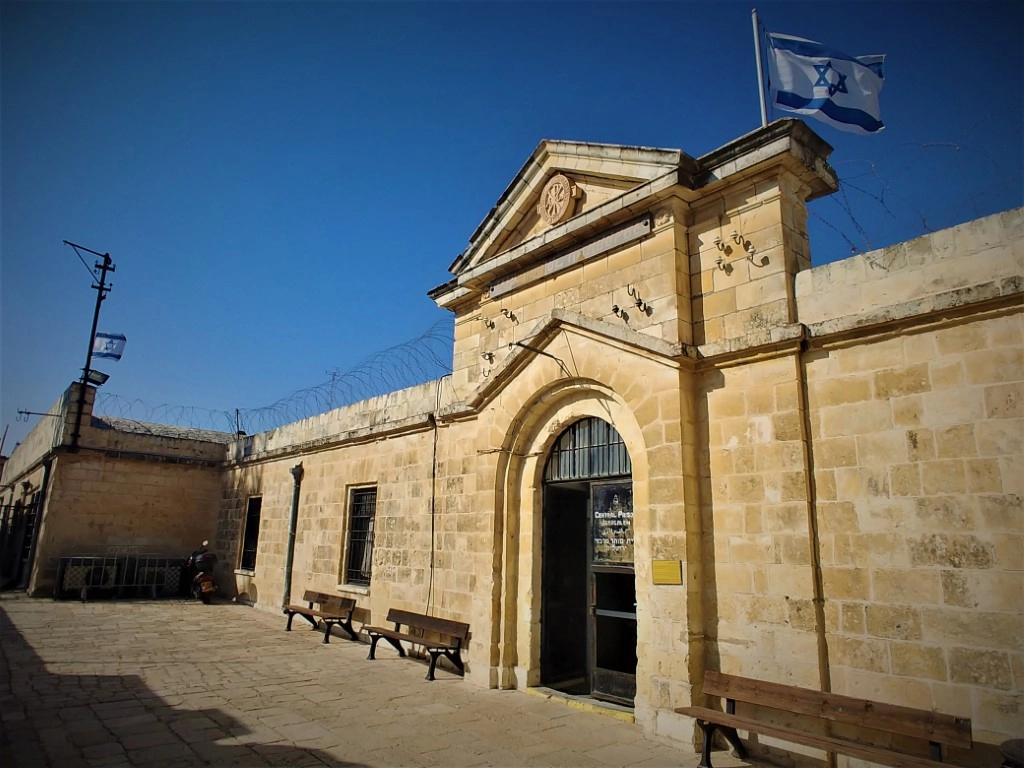 Центральный вход в тюрьму Центральный вход в тюрьму