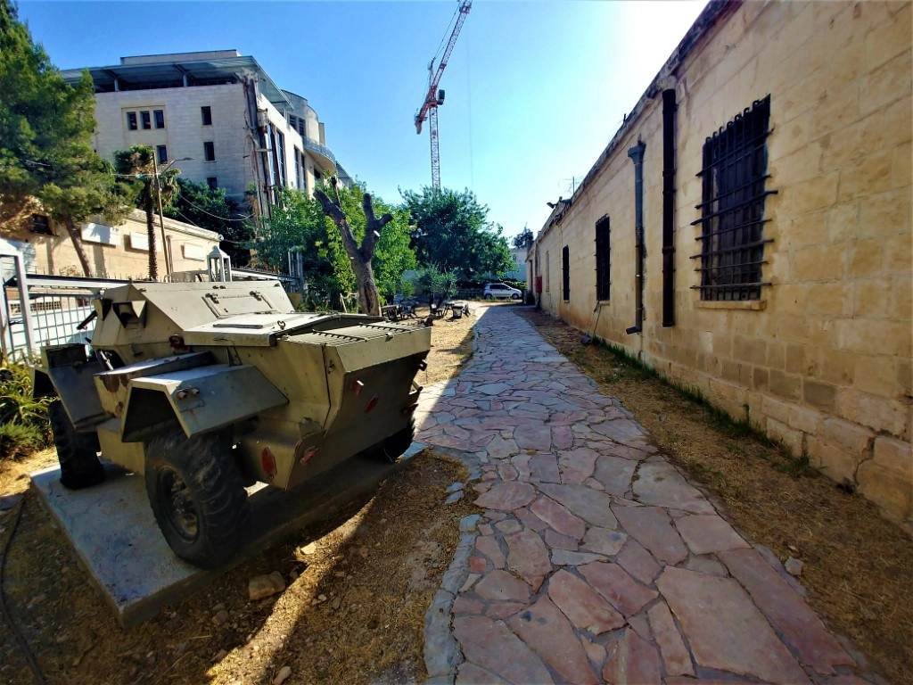 Британский броневичок перед зданием напоминает о конце британского правления в Палестине Британский броневичок перед зданием напоминает о конце британского правления в Палестине