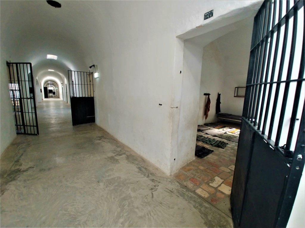 Тюрьма на удивление большая, хотя таковой не кажется со стороны Тюрьма на удивление большая, хотя таковой не кажется со стороны