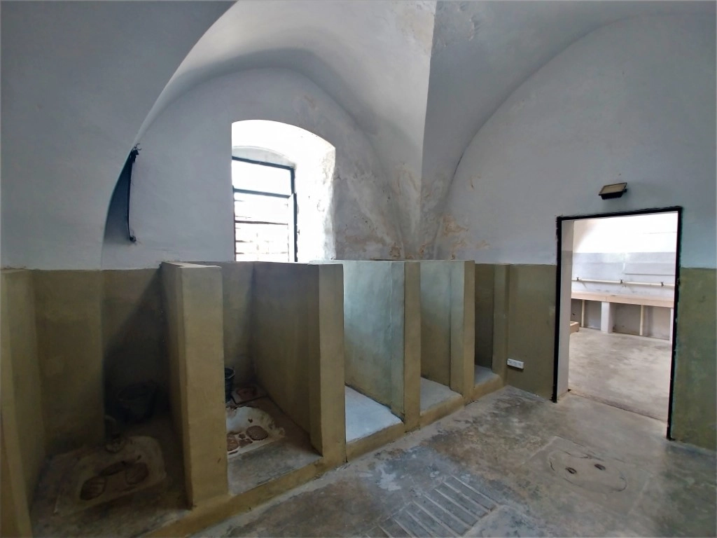 В душевые узников выводили раз в неделю и душ был соединен с общим туалетом В душевые узников выводили раз в неделю и душ был соединен с общим туалетом