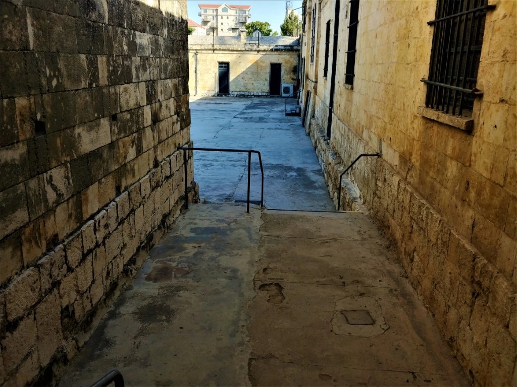 Прогулочных двориков два, один большой (выше) и второй поменьше. Здесь выгуливали тех, кто находился в изоляции без права контактов с другими заключенными Прогулочных двориков два, один большой (выше) и второй поменьше. Здесь выгуливали тех, кто находился в изоляции без права контактов с другими заключенными