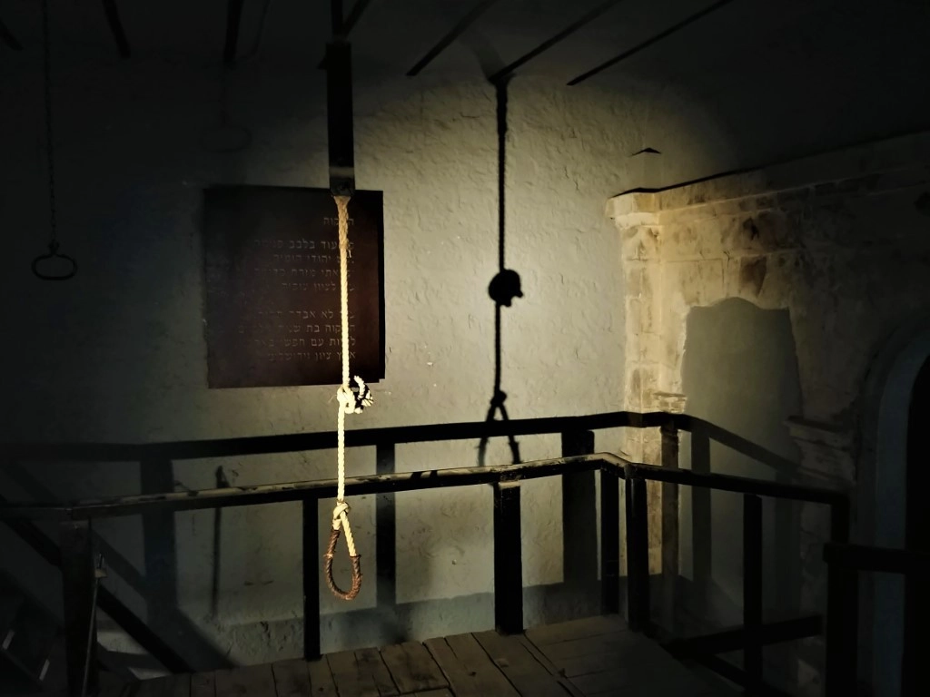 Есть в тюрьме и комната для казней. Здесь приговоренных к смерти узников вешали - Есть в тюрьме и комната для казней. Здесь приговоренных к смерти узников вешали -