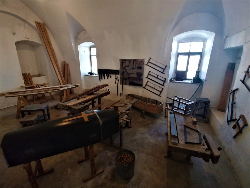 Гробами узники обеспечивали себя самостоятельно, в тюрьме была соответствующая мастерская Гробами узники обеспечивали себя самостоятельно, в тюрьме была соответствующая мастерская