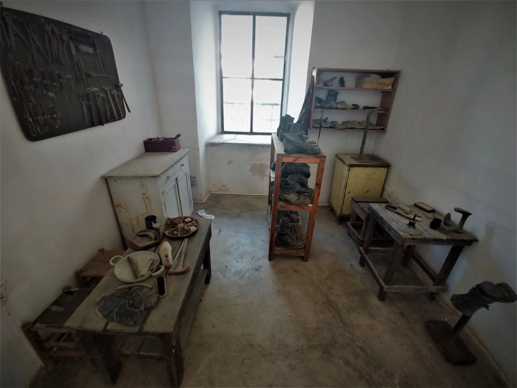 Бел и свой ремонт обуви, где трудились сами же осужденные Бел и свой ремонт обуви, где трудились сами же осужденные