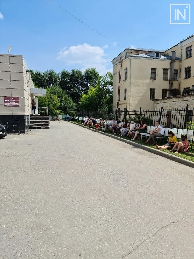 Очередь на улице в поликлинике Екатеринбурга