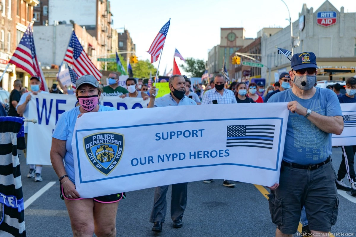 Самое начало акции, когда народ просто шел колонной по своему району. Это в насколько безумное время мы живем, что простая поддержка собственной полиции стала сравни геройству. Самое начало акции, когда народ просто шел колонной по своему району. Это в насколько безумное время мы живем, что простая поддержка собственной полиции стала сравни геройству.