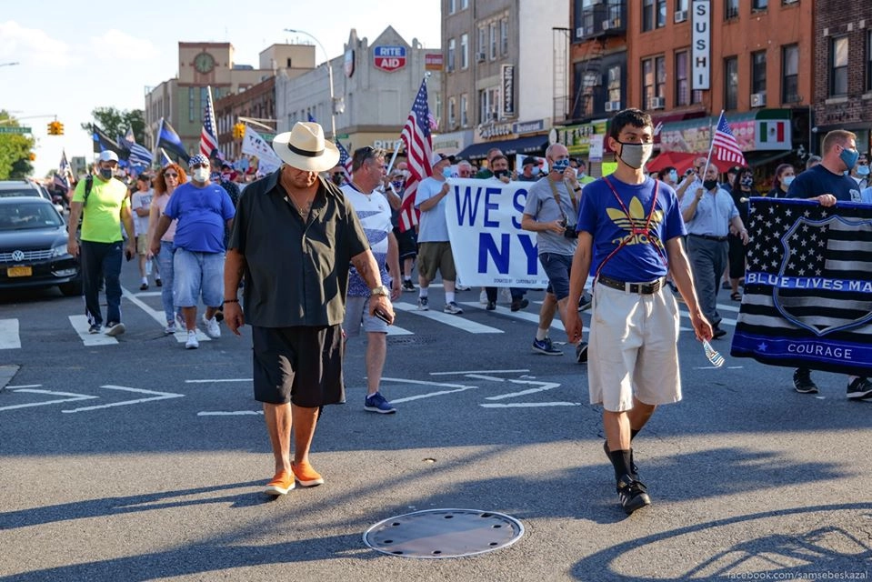 Дядечка в шляпе (как раз из тех, что выросли во времена) застенчиво опустил голову, чтобы не попасть в кадр/ Стеснялся, наверное :) Вообще, многие просто живут в таком стиле не имея никакой связи с преступностью. Субкультура, типа. Дядечка в шляпе (как раз из тех, что выросли во времена) застенчиво опустил голову, чтобы не попасть в кадр/ Стеснялся, наверное :) Вообще, многие просто живут в таком стиле не имея никакой связи с преступностью. Субкультура, типа.