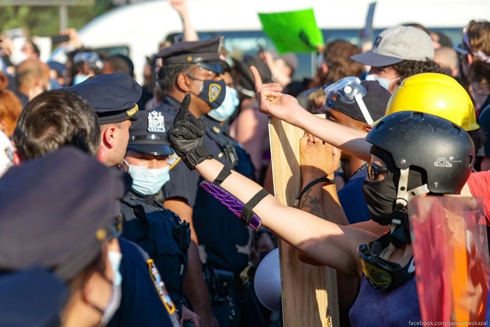 BLM-щики совершенно случайно надели каски, защиту и взяли в руки щиты. Полиция вышла вообще без спец одежды. BLM-щики совершенно случайно надели каски, защиту и взяли в руки щиты. Полиция вышла вообще без спец одежды.