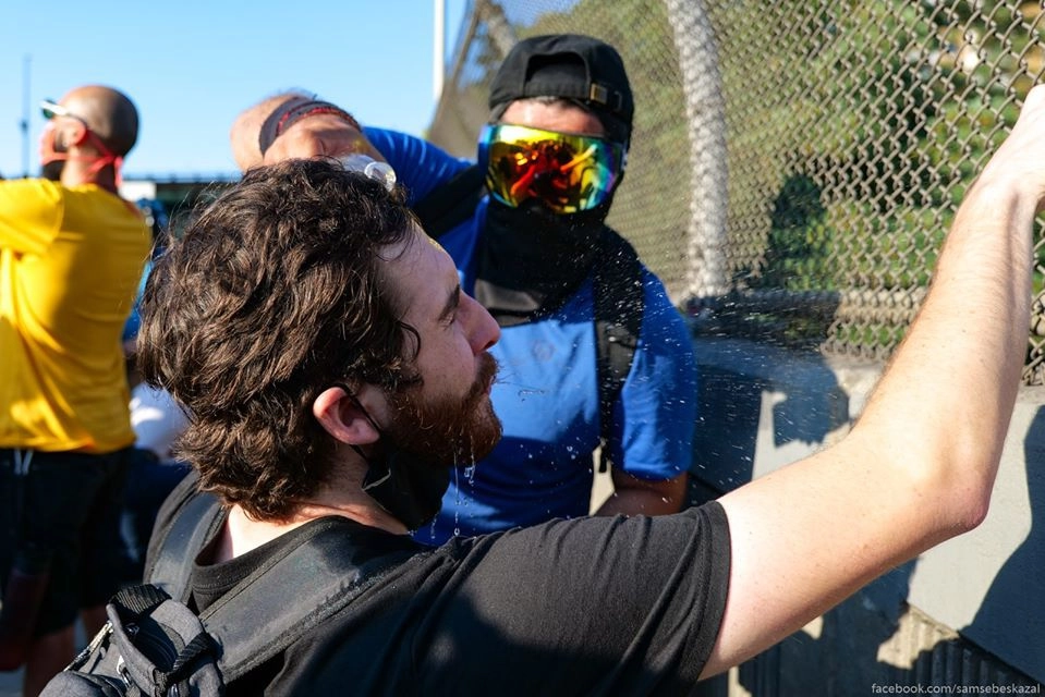 Медик промывает глаза протестующему BLM-щику отхватившему порцию из перцового баллончика. Медик промывает глаза протестующему BLM-щику отхватившему порцию из перцового баллончика.