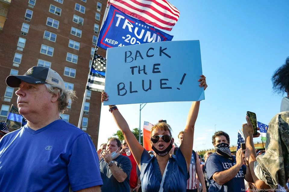 Blut Lives Matter. Я, если честно, вообще против деления жизней на цвета, но такая позиция нынче не в моде. Blut Lives Matter. Я, если честно, вообще против деления жизней на цвета, но такая позиция нынче не в моде.