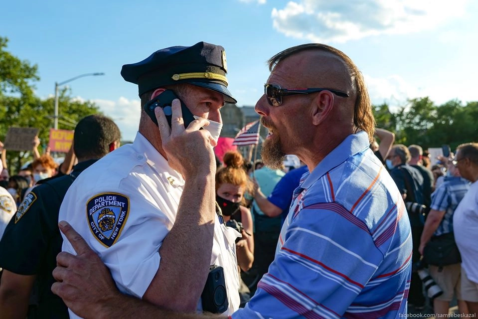 Том Круз сделал себе странную прическу и присоединился к протестам. Том Круз сделал себе странную прическу и присоединился к протестам.