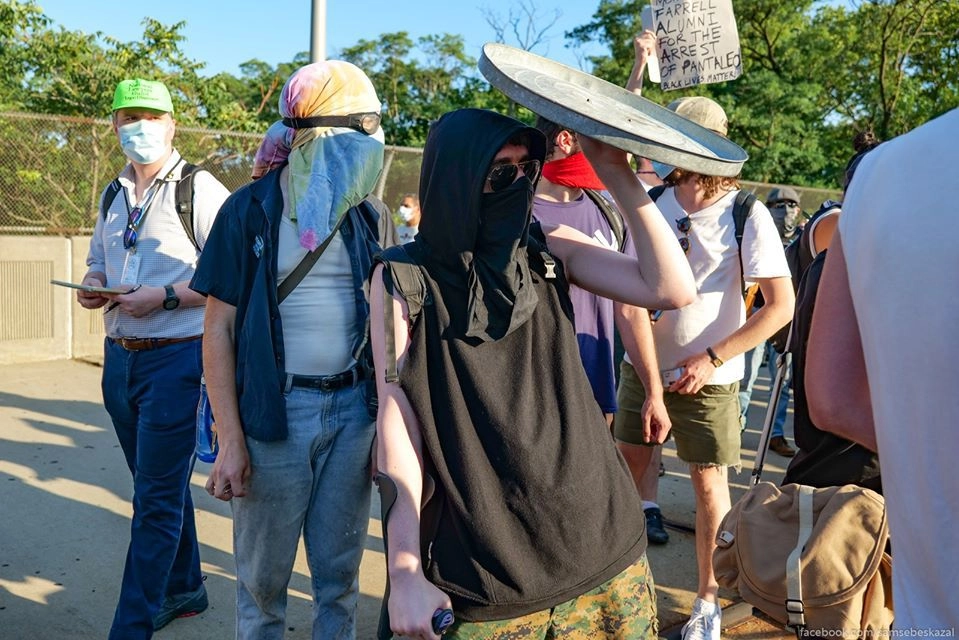 Сейчас очень удобные времена, чтобы говорить и делать что ты хочешь и остаться полностью анонимным. Сейчас очень удобные времена, чтобы говорить и делать что ты хочешь и остаться полностью анонимным.