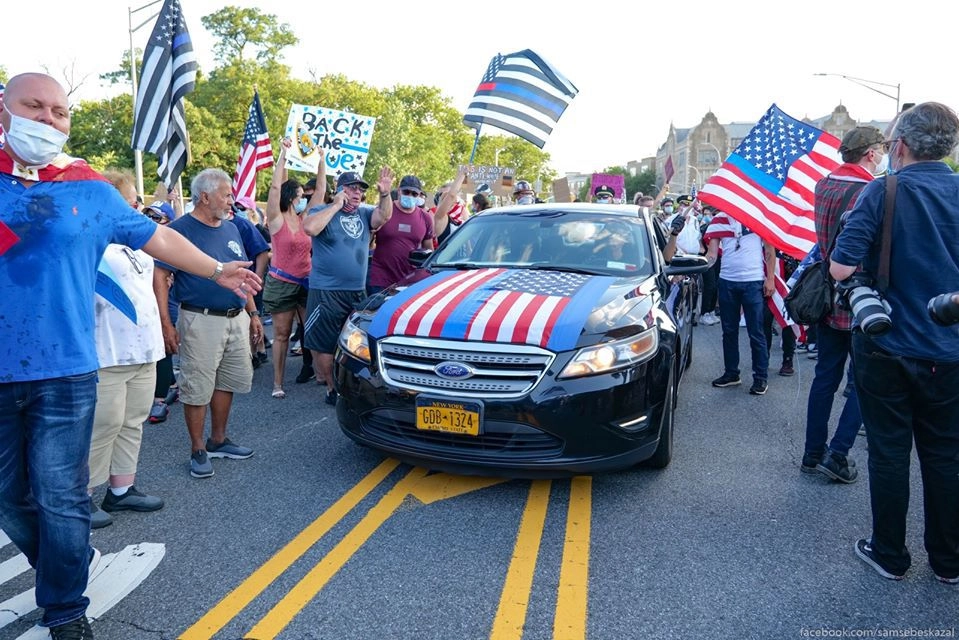 Машина сторонников NYPD пыталась просто уехать, но это получилось не сразу. Все есть на видео. Машина сторонников NYPD пыталась просто уехать, но это получилось не сразу. Все есть на видео.