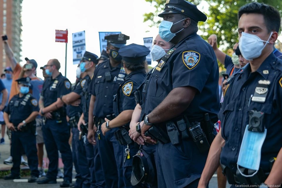 Особую ненависть у BLM-щиков вызывают черные копы. Типа они должны все понимать и сразу уволиться. Особую ненависть у BLM-щиков вызывают черные копы. Типа они должны все понимать и сразу уволиться.