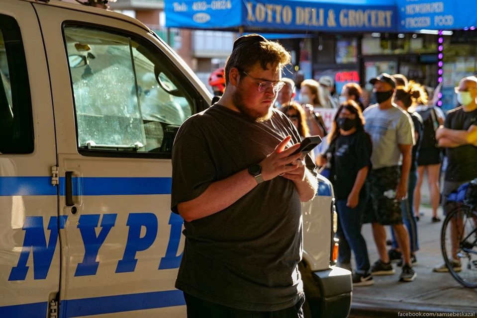 Передает последние новости. Передает последние новости.