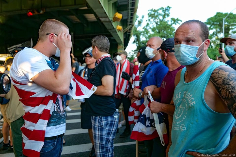 Парни говорили по-русски и очень хотели навалять люлей BLM-щикам. Парни говорили по-русски и очень хотели навалять люлей BLM-щикам.