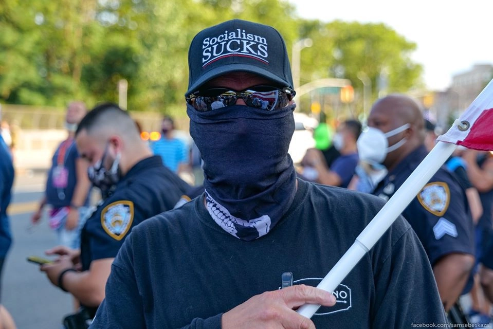 Я спросил у мужика разрешение сфоткать его бейсболку. Он спросил зачем? Я ответил, что родился в СССР. Тогда ты все понимаешь, ответил он. Я спросил у мужика разрешение сфоткать его бейсболку. Он спросил зачем? Я ответил, что родился в СССР. Тогда ты все понимаешь, ответил он.